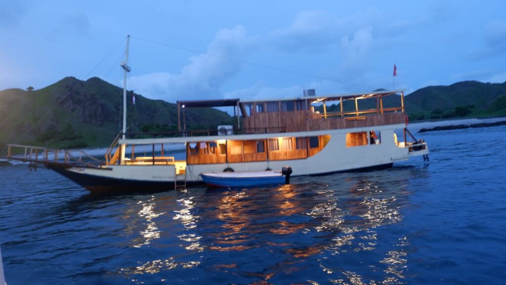 private phinisi charter boat Komodo Islands Indonesia